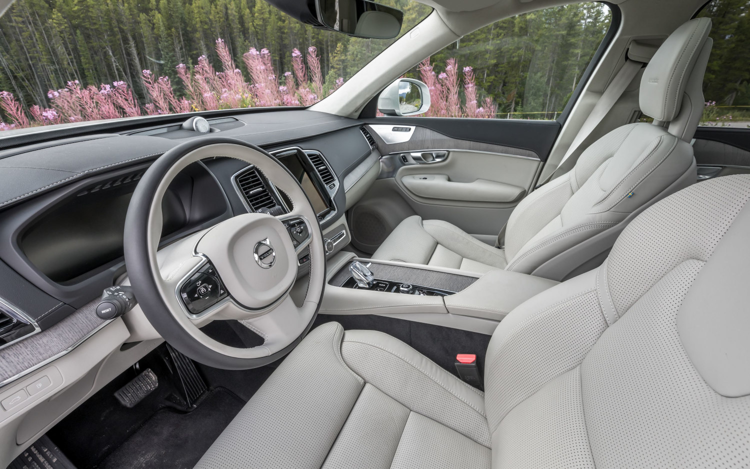 Volvo XC90 T8 Inscription Twin Engine Hybrid 2020 SUV Drive